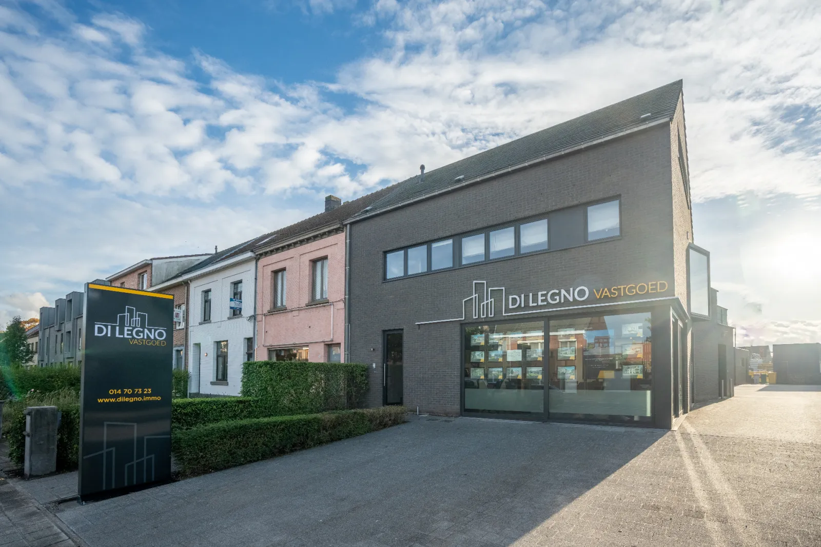 L'agence de Di Legno Vastgoed avec l'enseigne sur la façade