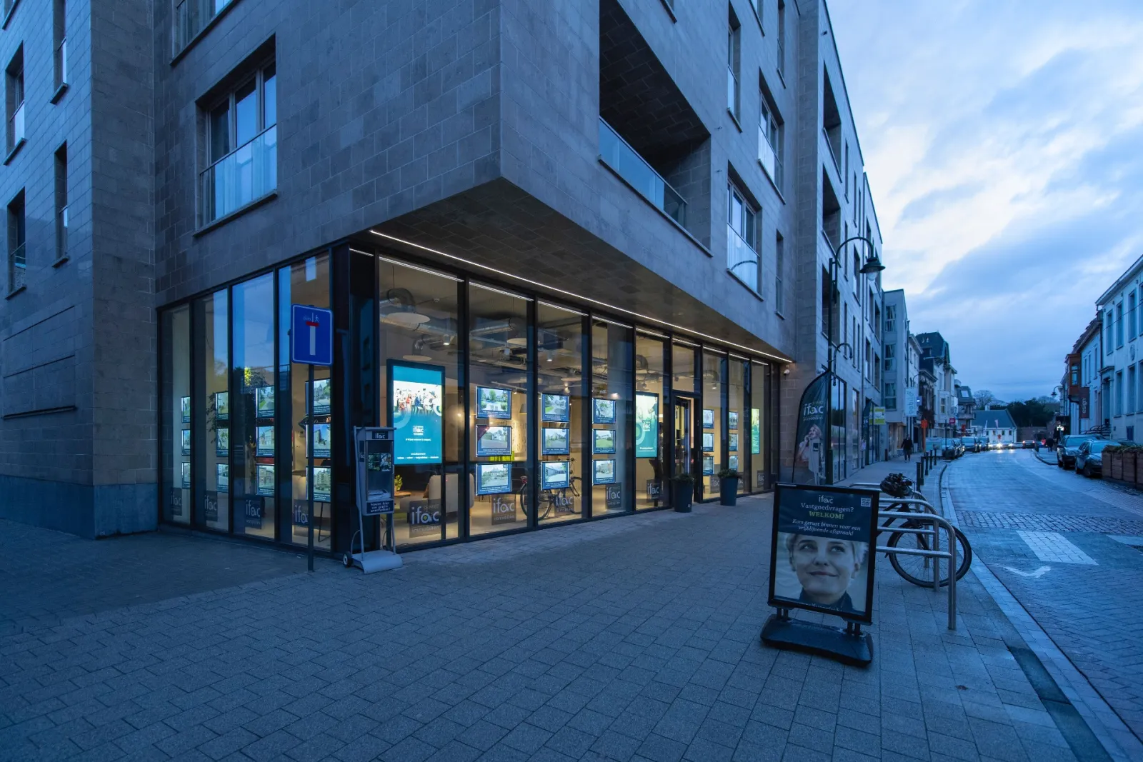 L'agence d'Ifac Service au coin de la rue, avec sa vitrine éclairée