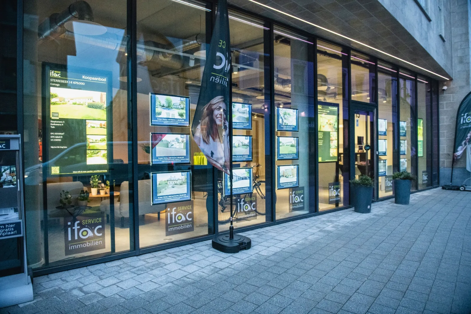 La vitrine d'Ifac Service avec un écran parmi les biens éclairés