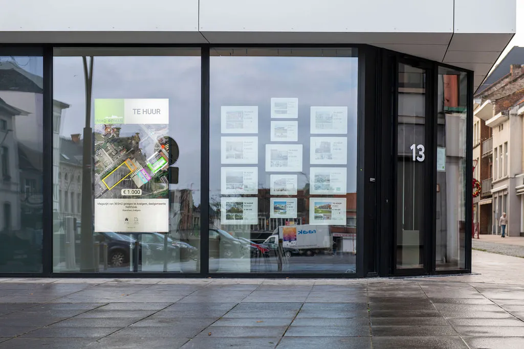 The Immo Roman shop window, with a screen showing a property to let