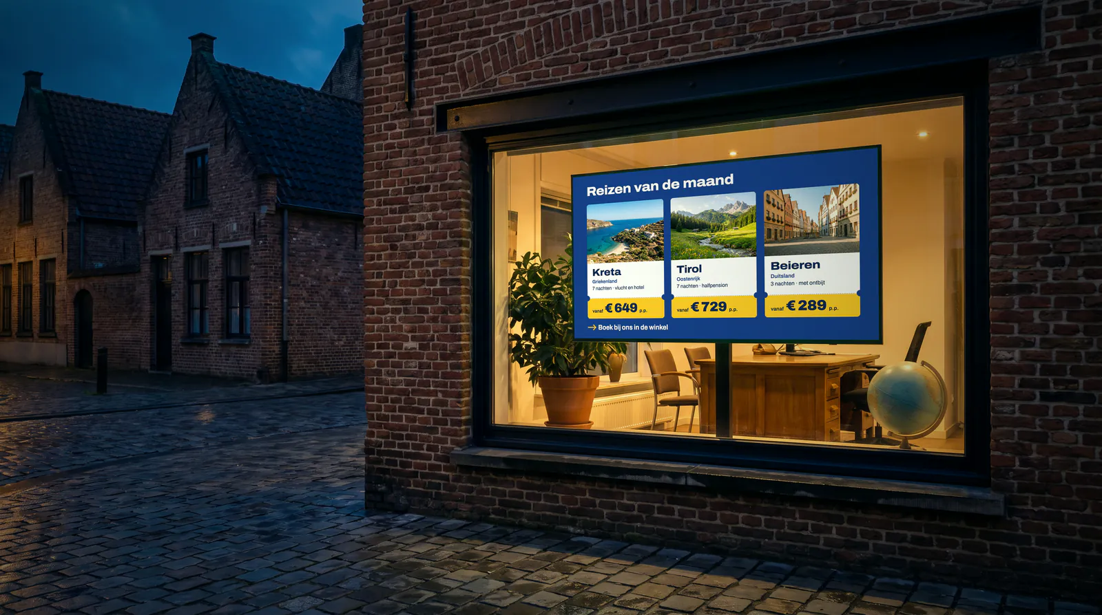 Hoekpand van een reisbureau bij valavond, met in het raam een scherm met drie reizen van de maand