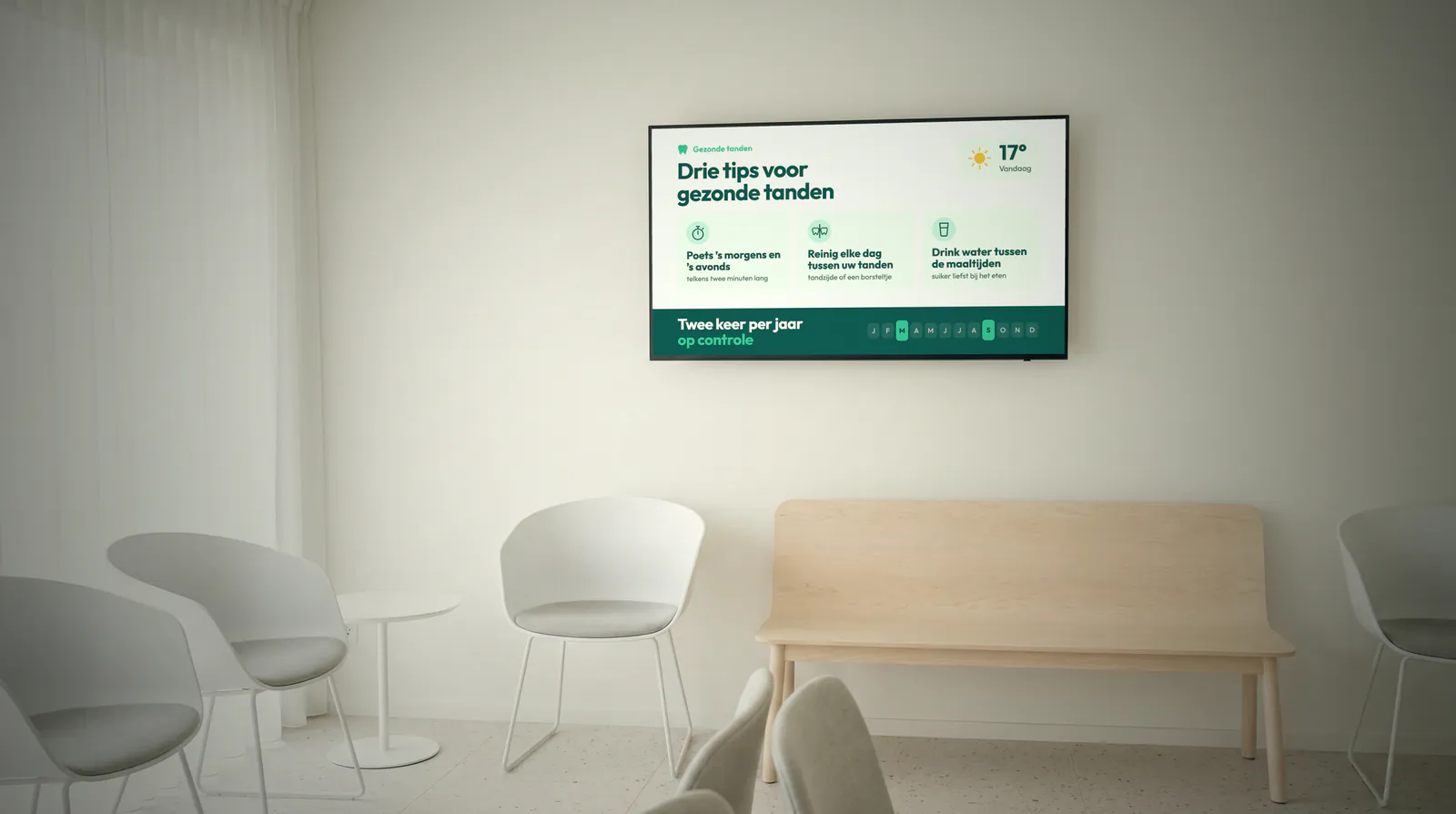 Lichte wachtkamer van een tandartspraktijk met witte stoelen, een houten bank en een scherm met drie tips voor gezonde tanden